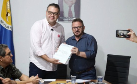 Prefeito Alan Guedes entrega documento para Laudir Munaretto, presidente da Câmara Foto: Francielle Grott/CMD