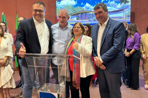 Alan Guedes, deputado Geraldo Resende, ministra Cida Gonçalves e governador Eduardo Riedel (Foto: Divulgação)