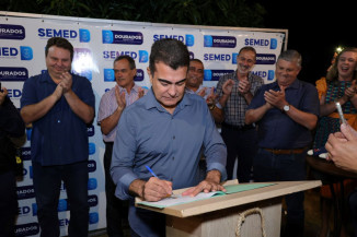 Prefeito Marçal Filho assinando a ordem de serviço das obras de reforma da Escola Avani Cargnelutti Fehlauer. Foto: A. Frota