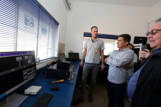 Prefeito Marçal Filho e secretário Luís Roberto Martins acompanharam os trabalhos de finalização da instalação da sala IPTA. Foto: A. Frota