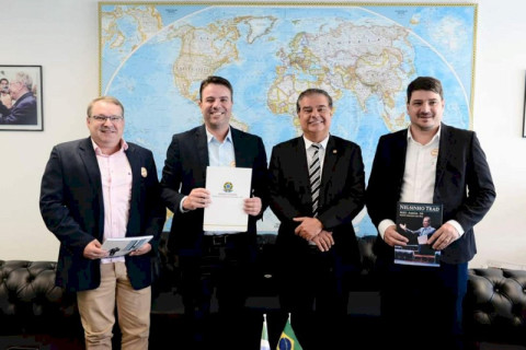 Prefeito André Nezzi e os vereadores Pipoca e Professor Pontinha com o senador Nelsinho Trad, em Brasília, na semana passada. Foto: Divulgação