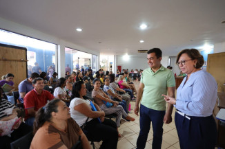 Prefeito Marçal Filho e secretária Shirley Zarpelon orientam população durante o mutirão- Fotos: A. Frota