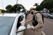 Durante a mobilização, equipes abordaram motoristas, motociclistas e usuários de motos elétricas que trafegavam pela principal avenida da cidade – Foto: A. Frota